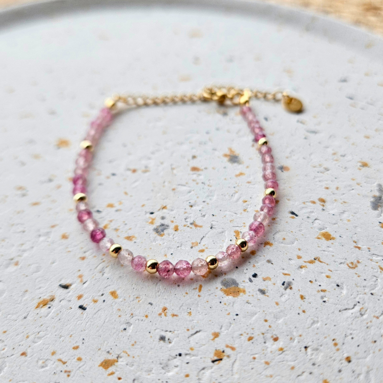 Armband van facetgeslepen aardbeienkwarts afgewerkt met goldplated stainless steel