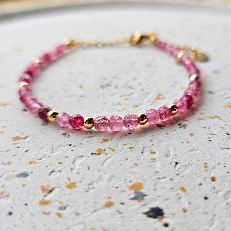 Armband van facetgeslepen roze toermalijn afgewerkt met goldplated stainless steel