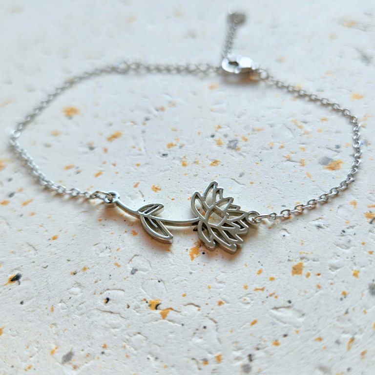 Armband gemaakt van stainless steel met geboortebloem van juli: de waterlelie