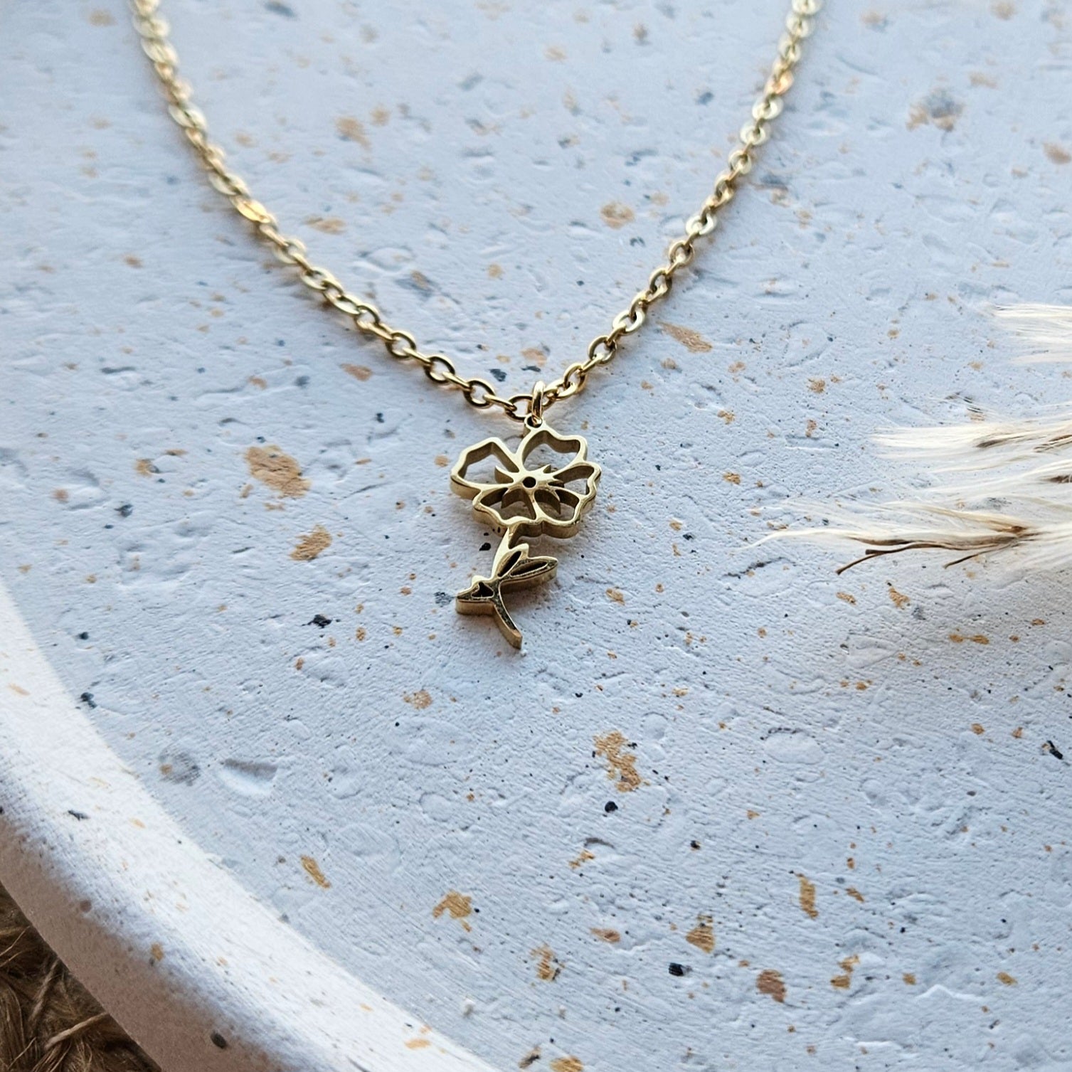 Ketting van goldplated stainless steel met geboortebloem van augustus: de klaproos