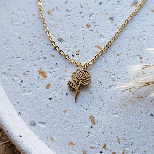 Ketting van goldplated stainless steel met geboortebloem van juni: de roos