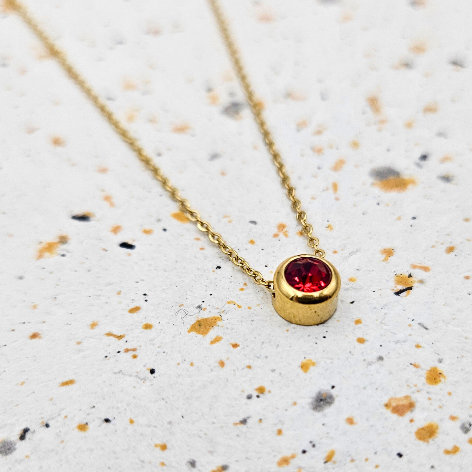 Ketting van goldplated stainless steel met geboortesteen van januari: granaat