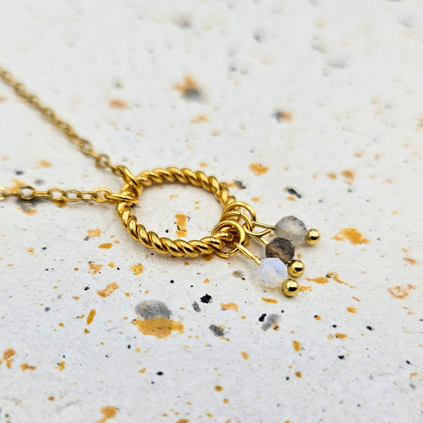 Ketting van goldplated stainless steel met rookkwarts, labradoriet en opaliet